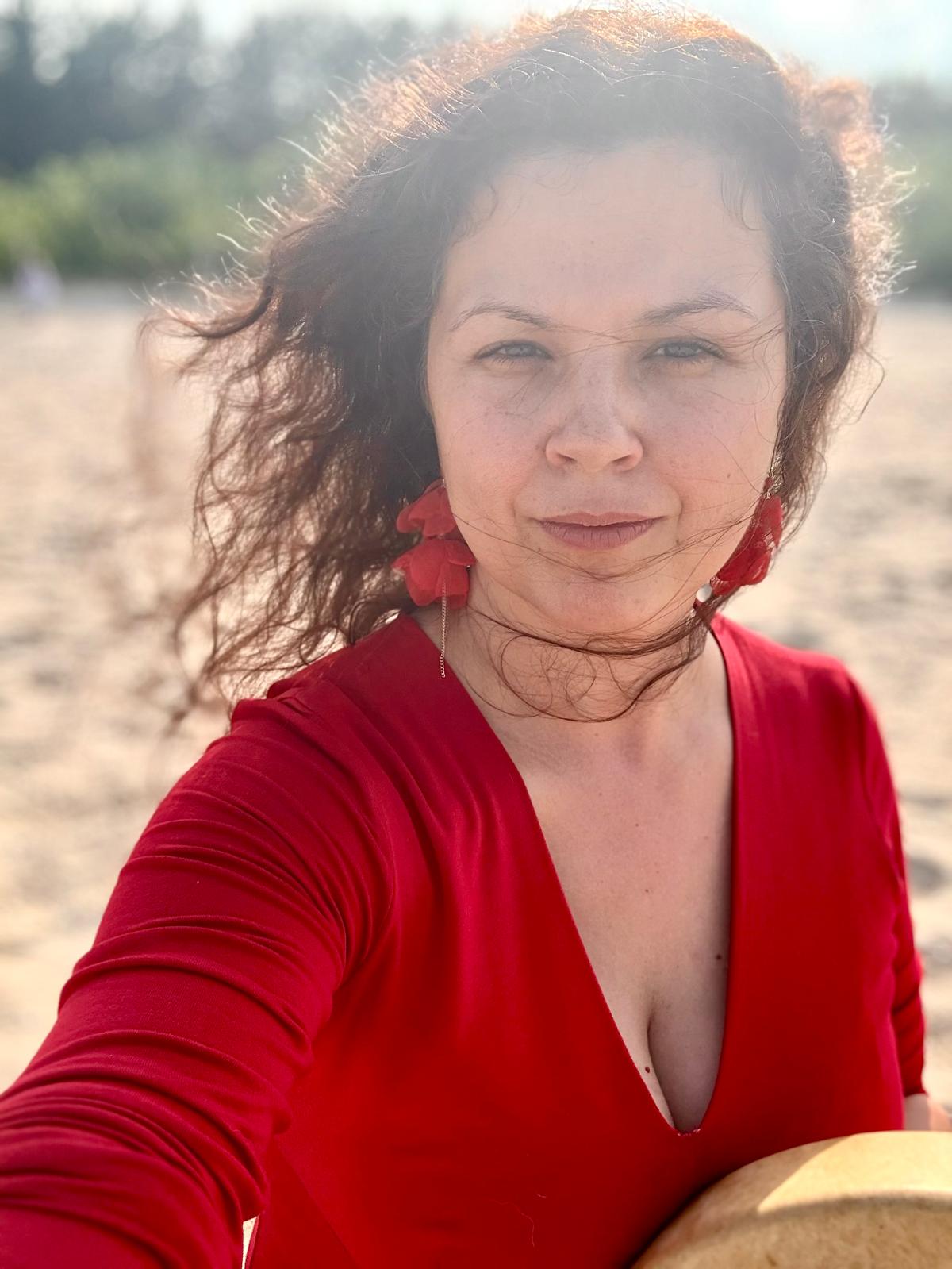 Portret Karoliny w czerwonej sukni na plaży